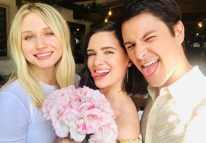 _Astronautaa's tweet image. A gente pode fingir que foi casamento de Karmy e o Shane foi testemunha? 
Ótimo 
#fakingit #karmy