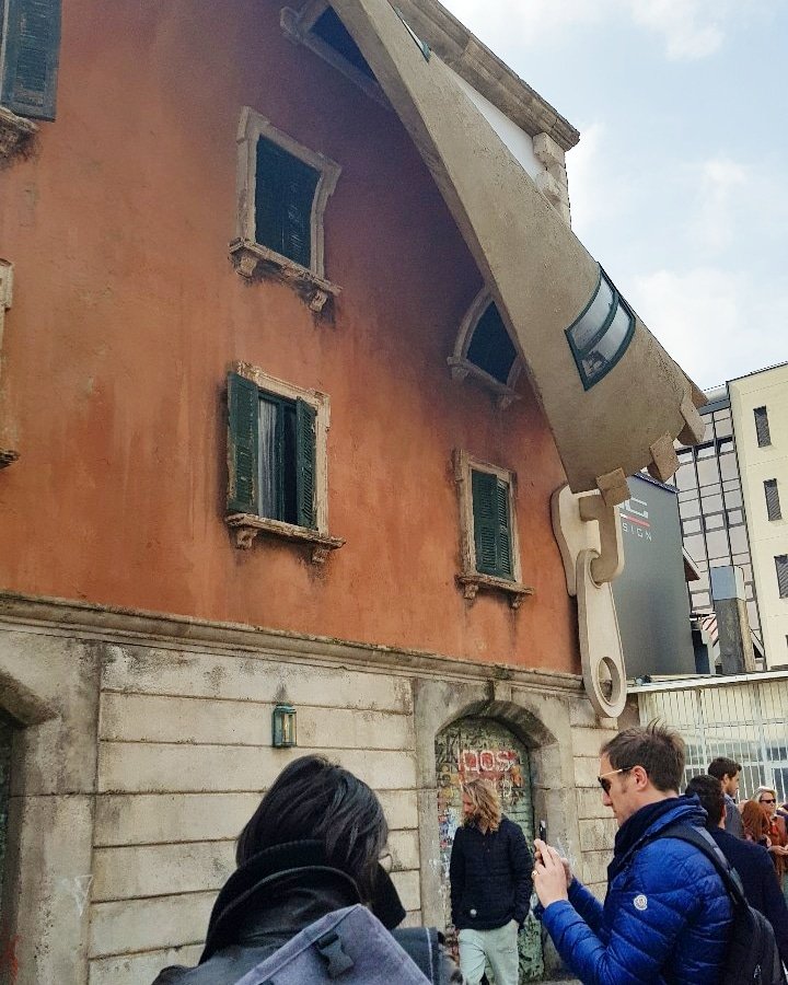Now that the salone's over. Lets see what we saw this year. Oh! And what a start to the year it is )). Like unzipping an old milanese building by #alexchinneck #design #sculpture #salonedelmobile #fuorisalone #designweek #Milan #kimxgensapa Stay tuned for #more