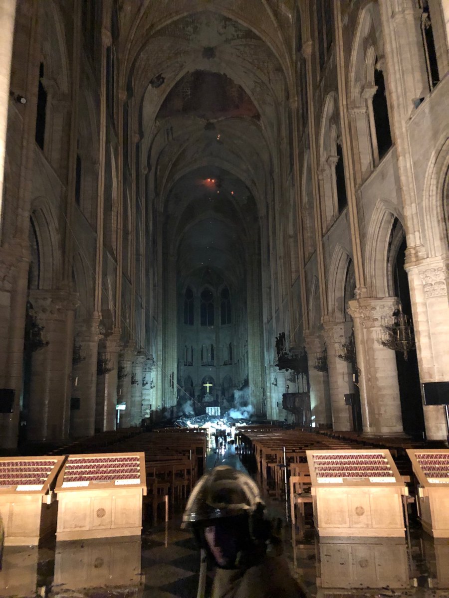 ideiazabaldu's tweet photo. Los bomberos dan por extinguido el incendio en #NotreDame tras consumir 2/3 de la techumbre.

Permanecen en pie la estructura, así como las dos torres y se ha conservado uno de los rosetones.

Sin duda su reconstrucción será un nuevo atractivo turístico... Sagrada Familia II. https://t.co/W848lvDJo7