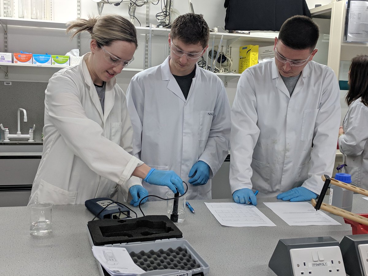 ConsDiaries's tweet image. Good morning from day 2 of chemistry week! This morning we&apos;re doing some lab sessions on solubility, conductivity and melting points. Goggles at the ready! @ARAConsTraining #chemistryforconservators @LinConservation