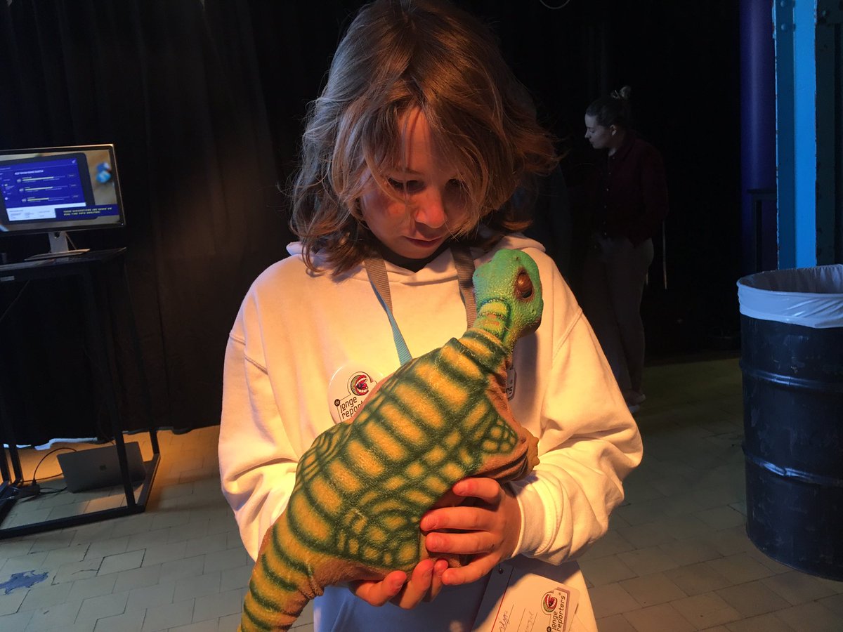 @samendetoekomstmaken #STM19 #Borroo we willen Pleo naar onze school om lief te zijn voor dieren en goed voor ze te leren zorgen .