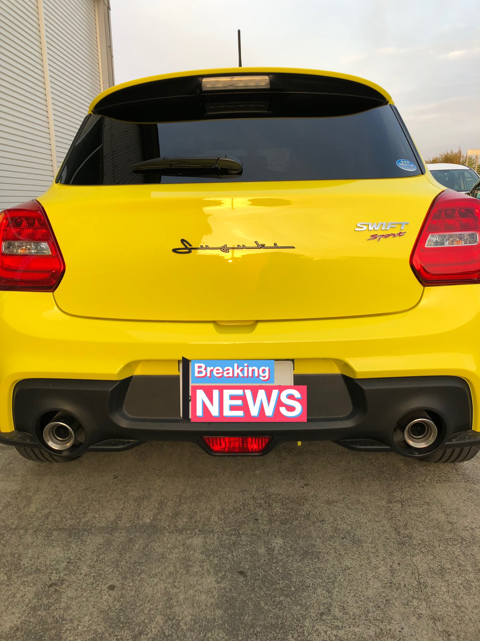 Bankin Team 03 Z 出来た リアのエンブレムを変更 メッキになってると思いきやシルバー 塗装だったので黒 に塗装 もう少し下の方が良かったかな Zc33s スイスポ リアエンブレム Suzuki筆記体エンブレム T Co Djkh3hlckt Twitter