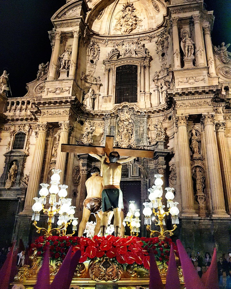 FloristFernando's tweet photo. Ríos de color magenta inundaron las calles de #Murcia. 🌹Arreglo de tronos para @ElPerdonMurcia :
▶ El Ascendimiento. (José Hernández Navarro, 1988).
▶ Virgen de la Soledad. (José Sánchez Lozano, 1943).
•
#LunesSanto #SSantaMurcia #SemanaSanta #HacemosCaminoSomosPerdón https://t.co/O1blVG8ssj