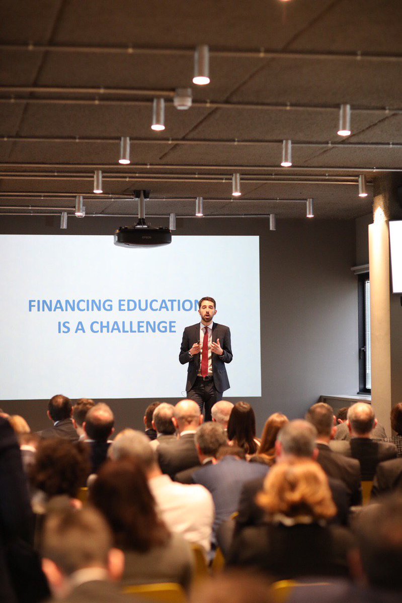 Banca_MPS's tweet photo. Piergiorgio #Bianchi di #talentventure presenta alla giuria di #OfficinaMps il progetto che permette a #Banche e intermediari di finanziare l’istruzione universitariarie in maniera #sostenibile. #SelectionDay https://t.co/uSaY6YitRo