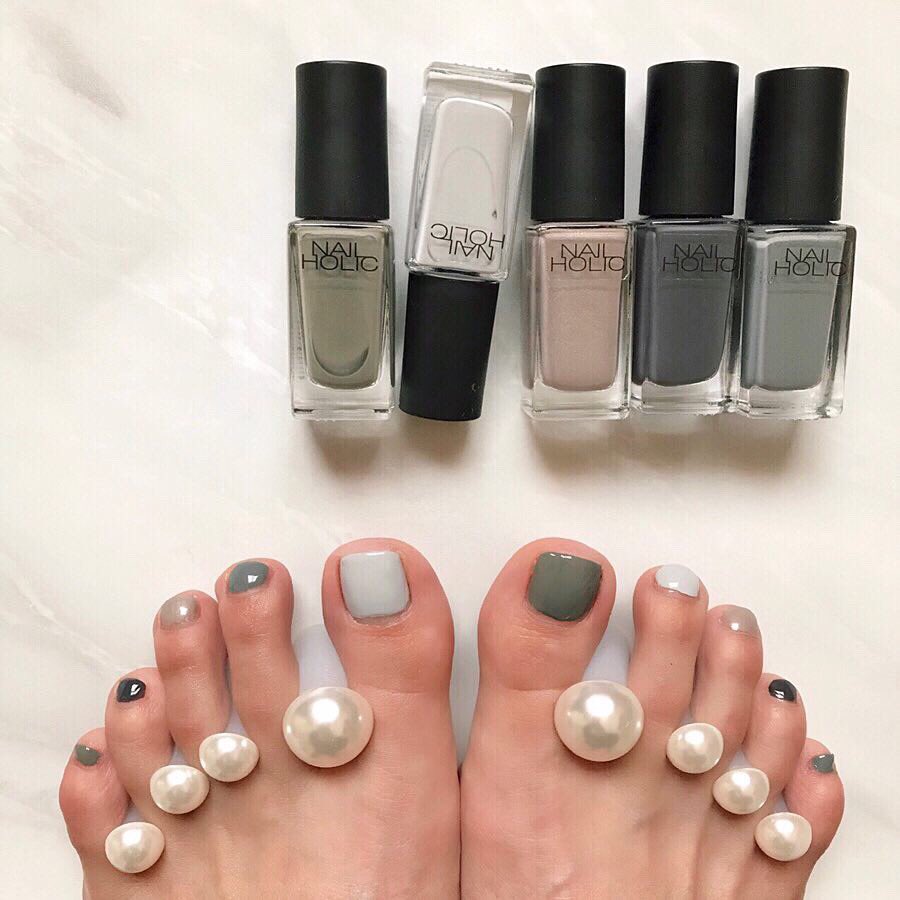 𝚔𝚒𝚌𝚘 Pa Twitter Nailholic Kose ネイルホリックのグレーで フットネイル グレーのグラデーション 暗くならないように 親指に明るい色を セルフネイル ペディキュア コスメ好きな人と繋がりたい 美容垢さんと繋がりたい ネイル好きな人と繋がりたい