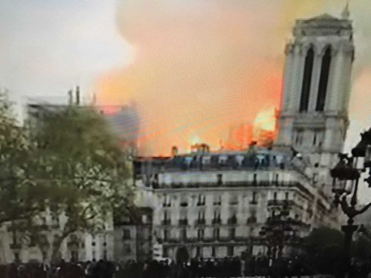 Las llamas devastan Notre-Dame, el monumento turístico más visitado de París, Francia y Europa. Macron: "Reconstruiremos #NotreDame todos juntos" vía comunicatur.info/es/las-llamas-…