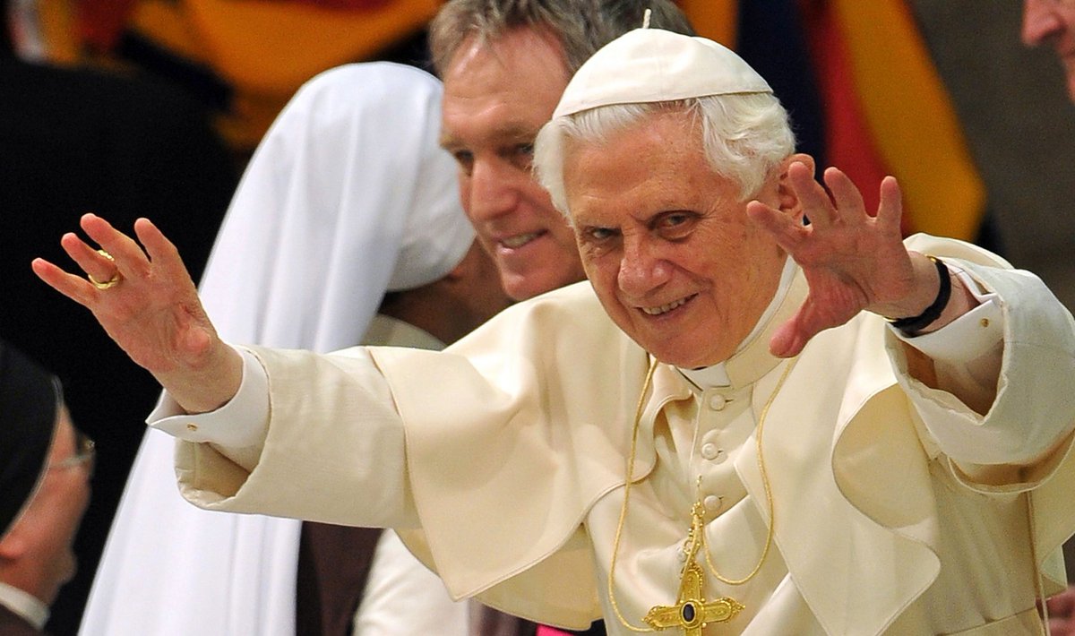 Tarchezio's tweet photo. Buon compleanno Santità... #92anni

 Lei è Pietro su cui è ancorata la vera Chiesa Apostolica Romana..capiremo ..capiremo il suo gesto prima o poi ... capiremo

#BXVI #BenedettoXVI
W il #Papa #PapaBenedetto https://t.co/SYuoucDR94
