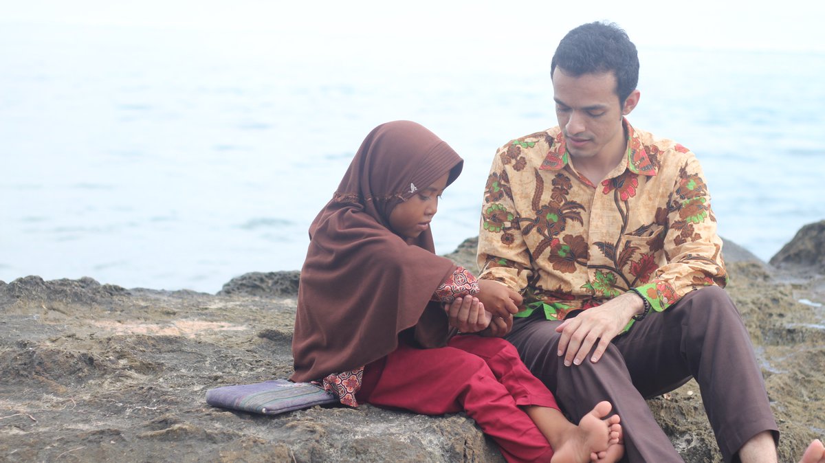 Gamal_Albinsaid's tweet photo. 1. Singgah di Lombok, bertemu dengan seorang anak hebat nan tangguh. Risna namanya, di usianya yang masih 8 tahun, kelas 3 SD. Dik Risna telah berjuang untuk mengejar mimpi &amp; cita-citanya. Kelak ia ingin menjadi dokter. Senang mendengar mimpinya &amp; bahagia menyaksikan semangatnya. https://t.co/6zyj8QmhJJ