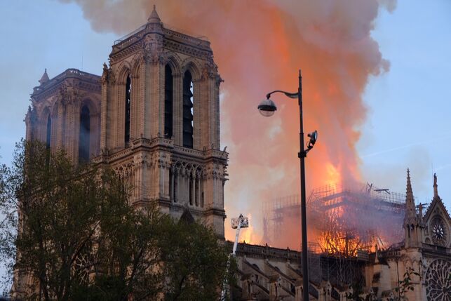 RT <a href="/eldiarioes/">elDiario.es</a>: La Fiscalía ha abierto una investigación sobre el incendio de la catedral de Notre-Dame de París, que los bomberos vinculan con las obras de restauración del templo eldiario.es/internacional/…