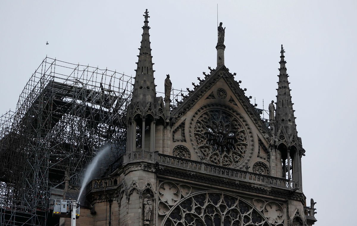 RT <a href="/elperiodico/">El Periódico</a>: 🔴 DIRECTO | Los bomberos siguen remojando la estructura de Notre Dame. Primeras imágenes de día de la catedral elperiodi.co/1rmui4