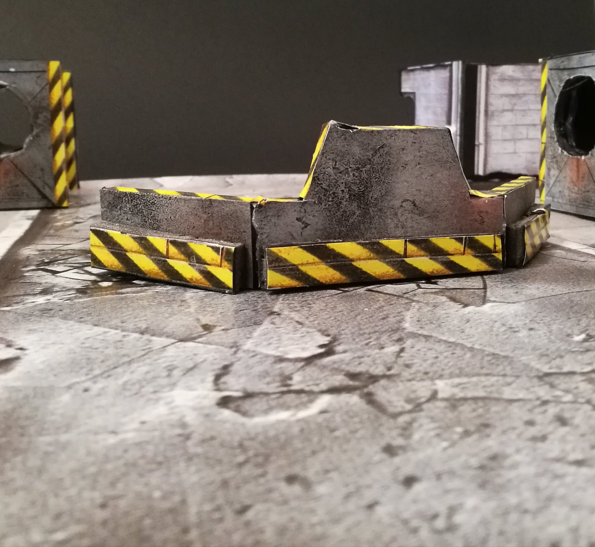 manicdragon84's tweet image. Some custom alternatives to @CustomTerrain pipe digital printable terrain 
Barricade with 5mm foamcore board and images found in pipe download #wh40k #killteam #tabletopgames #tabletopgaming #terrain