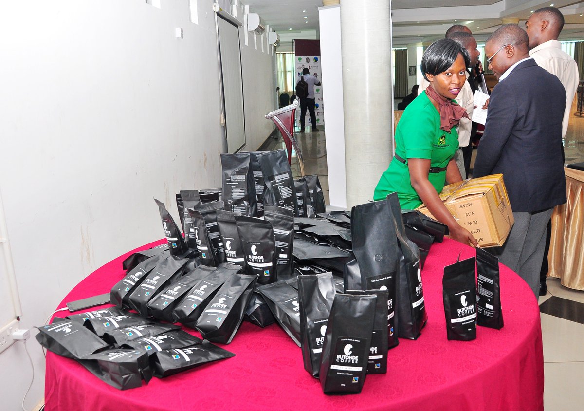 ButondeC's tweet image. When you launch a good product... Mr. Kasujja @ViAgroforestry purchases the first 20kgs , #fairtradecertified #organic #equatorproduce #sustainable @FairtradeAfrica @KibingeCoffee @BKCU_ltd @ankolecoffee @AfricaCoffeeACA
