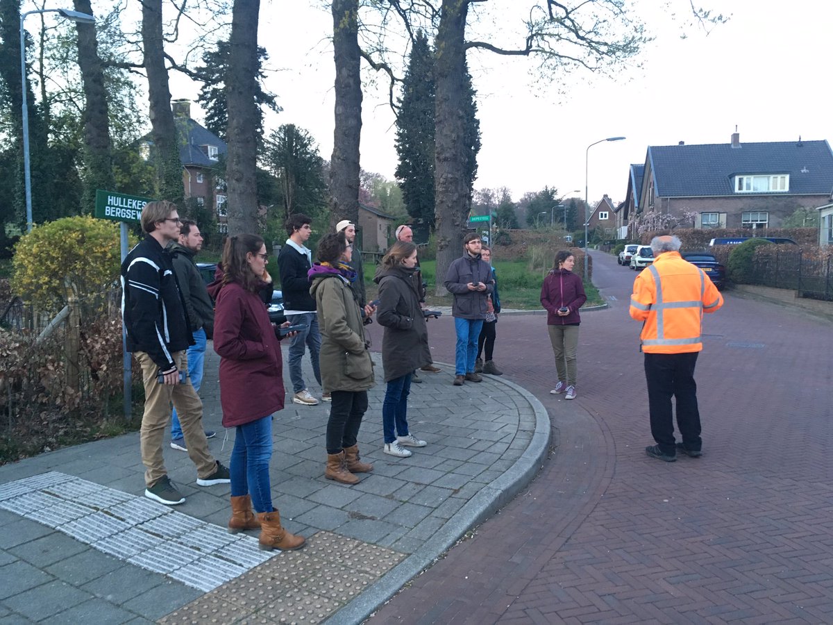 De (nieuwe) medewerkers van Loo Plan hadden gister de eerste cursusavond voor het komende inventarisatie seizoen. De focus lag vooral op het herkennen van vleermuizen, gierzwaluwen en huismussen, de werkwijze, appratuur en een aansluitende oefening in het veld. #vleermuis #ngb