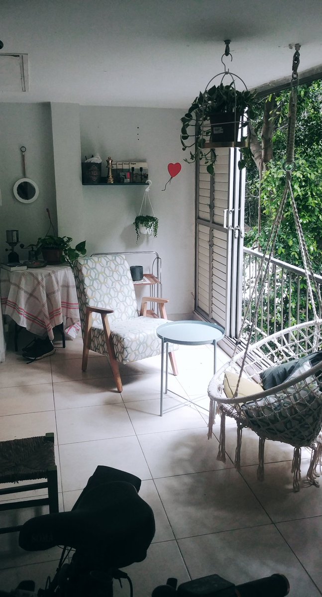 כל אחד והפינה שעושה לו טוב בבית