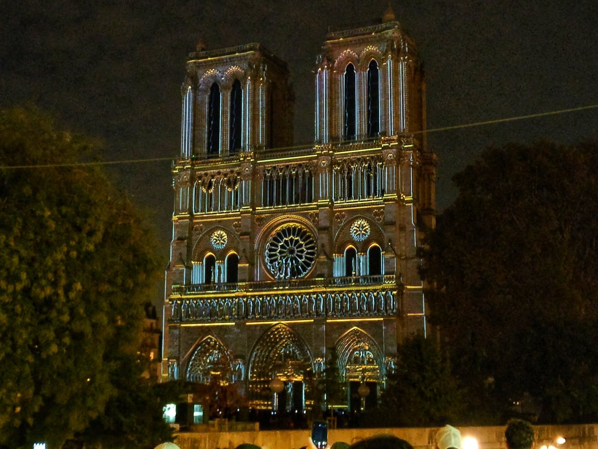 lxjj266's tweet photo. #notredame the photo I took of the light show for last year, so beautiful, so sad. https://t.co/psTEpMbLnn