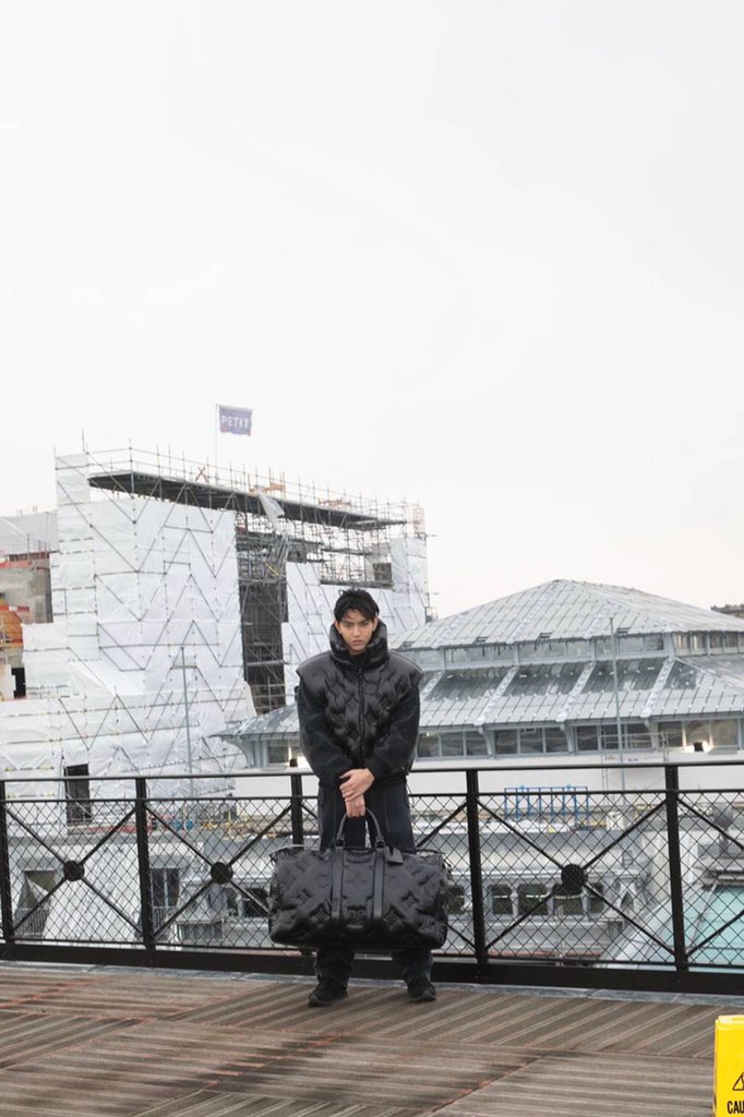 yaoyao_august's tweet photo. ⚫️🔘⚪️🔘💟
Extraordinary cooperation！🤙
#KrisWu #Wuyifan #wyf #51f #iweekly #KrisWuLouisVuitton #LouisVuitton #VargilAbloh 
#fashion #music @KrisWu 🌹 https://t.co/TZ37bA6BAT