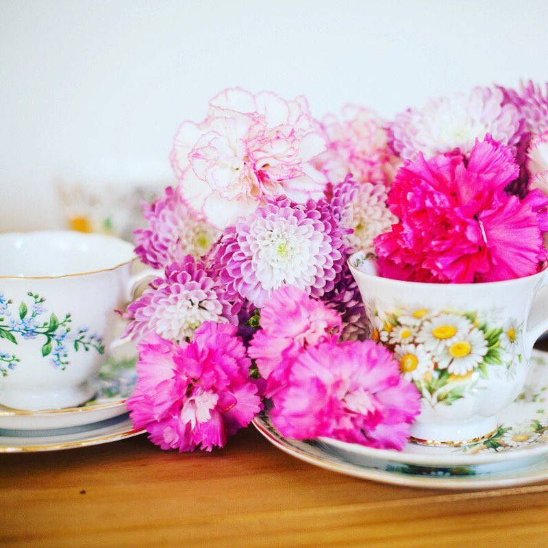 BigVintageTPot's tweet photo. I may have gone a bit over the top with the #flowers for this photo 🌸🌺 #teacup #vintageteacup #pinkflowers #spring #tea https://t.co/HJs75kQU8c