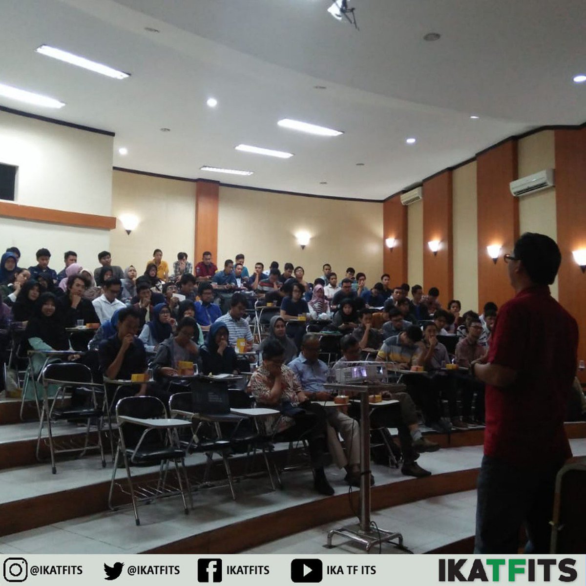 ikatfits's tweet photo. Gimana si keseruan Kuliah Tamu kemarin? Om Pri menjelaskan secara gamblang dan terperinci bagaimana suatu bangunan bisa menjadi nyaman tidak hanya aestetic. Berikut ini keseruan yang dapat kami dokumentasikan, untuk berita lengkapnya bisa cek di FB kami :)
#VIVATTF https://t.co/j03HQttmiw
