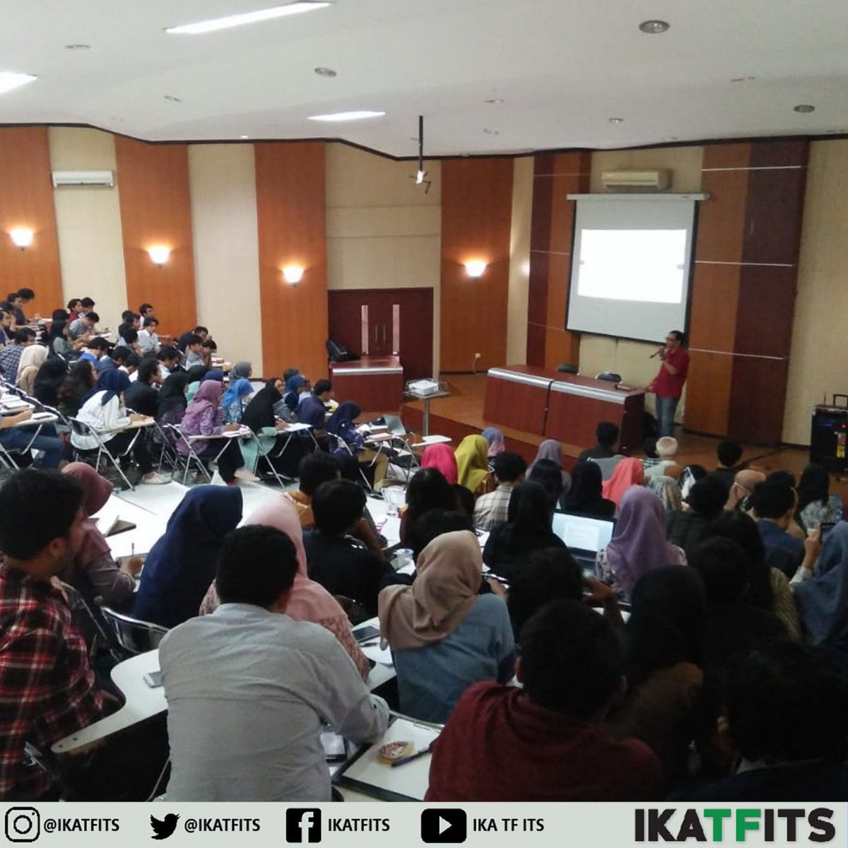 ikatfits's tweet photo. Gimana si keseruan Kuliah Tamu kemarin? Om Pri menjelaskan secara gamblang dan terperinci bagaimana suatu bangunan bisa menjadi nyaman tidak hanya aestetic. Berikut ini keseruan yang dapat kami dokumentasikan, untuk berita lengkapnya bisa cek di FB kami :)
#VIVATTF https://t.co/j03HQttmiw