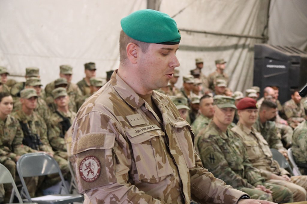 ArmadaCR's tweet image. Vojáci 12. strážní roty BAF převzali na základně Bagrám operační úkol. Budou provádět patroly na vozidlech i pěšky, dále se budou podílet na výcviku, poradenské činnosti a pomoci jednotkám afghánských bezpečnostních sil. #7mb #72mpr #mise #zahraničníoperace #Afghánistán