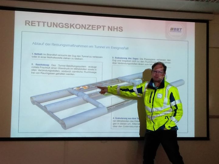 roteskreuztirol's tweet photo. #Landesrettungskommando gestern im #Brennerbasistunnel. Mag. Erwin Reichel erklärte Sicherheitskonzepte, Tunnelbau, Leitstand und vieles mehr - über 3 Stunden vergingen wie im Flug. Vielen Dank!
#AusLiebeZumMenschen #Begehung #BBT #Tunnelbau https://t.co/WZjRxG2kNB