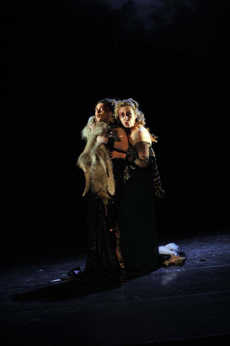 RueDuConserv's tweet photo. DERNIÈRES DE LA MORT D'AGRIPPINE. Quand le théâtre est aussi là pour oublier les maux du quotidien et de la société. #theatre #artdramatique #mesguich #theâtredejazet #bienvenue #coursmesguich #cnsad #rueduconservatoire #carolinemarcade #lumières #culture #cyranodebergerac https://t.co/FGI5dsVhZm