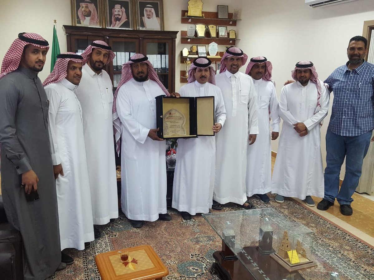 H2R4Jr9a4N867RC's tweet photo. مالك المدارس أ. صالح ظاهر الدعيجاء برفقة قادة المدارس : أ.عبدالله نزال (الثانوية) وأ.سلمان خليقان (المتوسطة) وأ. ممدوح صالح نزال (الابتدائية) في زيارة مدير مكتب التعليم أ.عبدالرحمن صبيح الهملان و تقديم باقةورود ودرع من  مالك المدارس احتفاءًبتمام شفائه من الوعكة الصحيةالتي ألمت به https://t.co/I9YCE5Eyvp