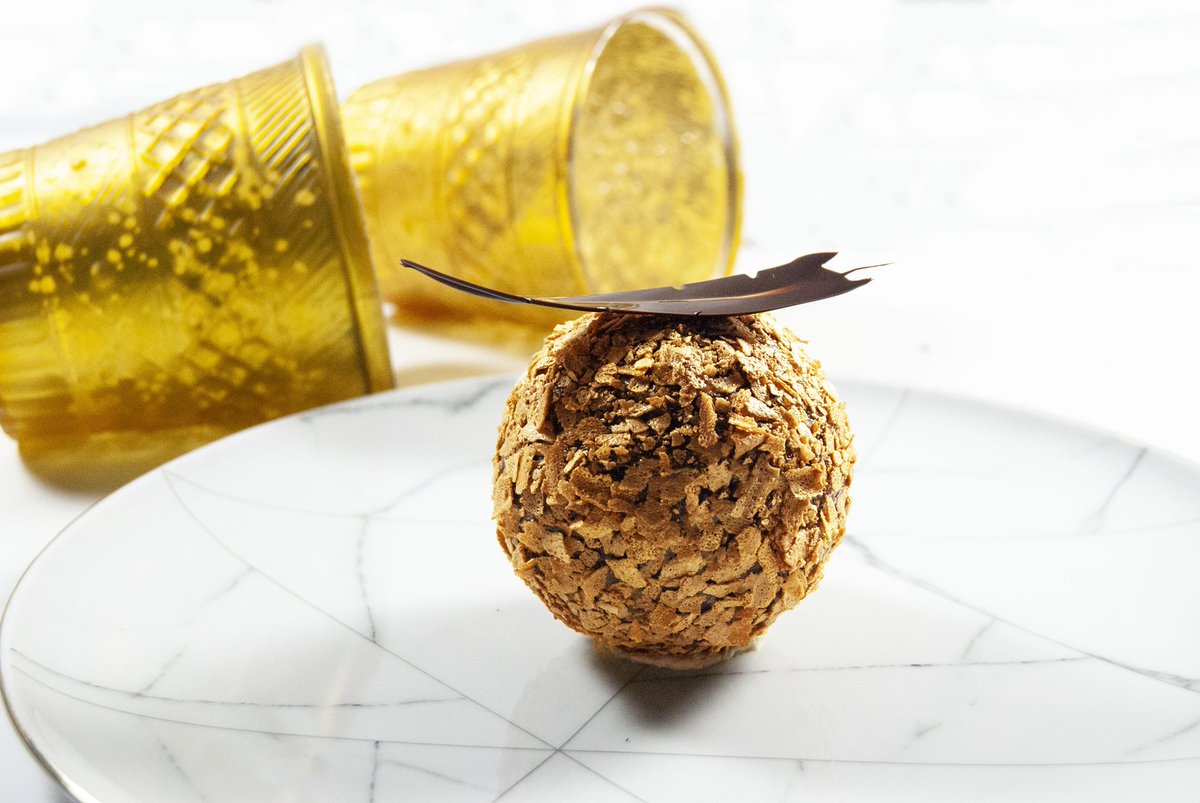 A l’approche de #Paques, on craque pour la Noisette selon Duval : Coque chocolat Equatorial, crème de mascarpone, cœur coulant au praliné noisette…
Notre partenaire traiteur vous fait fondre !
contact@keysvenue.com | keysvenue.com
#MICE #food #JoyeusesPaques