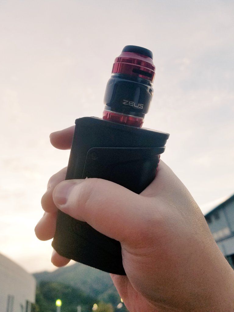 raripapa88's tweet image. 子供のﾌﾟｰﾙの待ちZEUS。
お腹すいたZEUS。
あと少しだZEUS。
VAPE好きな人と繋がりたいんだZEUS。

#ZeusX 
#vape好きな人と繋がりたい