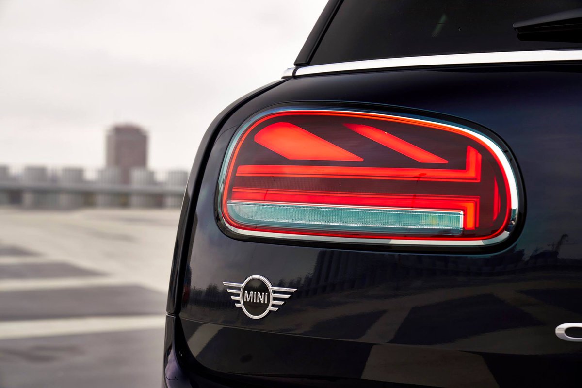 De nieuwe MINI Clubman blinkt uit.

Vernieuwd, maar toch herkenbaar:
▶️ Zes Deuren
▶️ Sportievere Looks
▶️ Union Jack Achterlichten 🇬🇧 (opt.)
▶️ Nieuwe Lakkleuren
▶️ Nieuwe Velgen