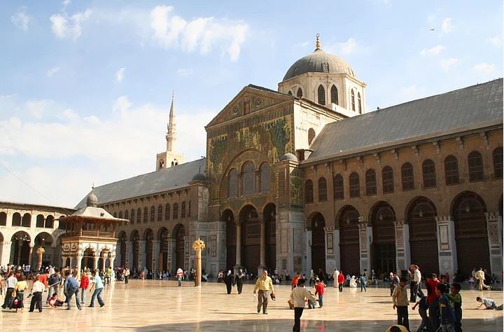 muratbahar_'s tweet photo. Halep'teki Emeviye Camii, #NotreDameCathedral gibi 850 yıllık değil 1350 yıllıktı. Bir kaç yıl önce kasten bombalanıp Roma harabelerine döndü. Notre Dame'a üzülenler onun adını bile anmadılar. Bu mabedlerin her santimetre karesinde insanın göz nurunun izleri var, korunamadılar. https://t.co/OpEESC2qIx