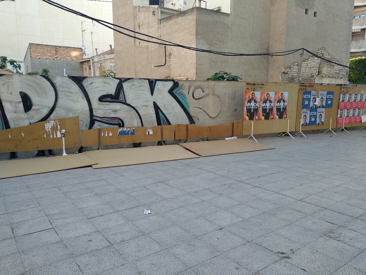 InmaMunuera's tweet photo. Vandalismo contra la propaganda electoral... Qué curioso a quién suele afectar siempre este tipo de actos... #vox #alcantarilla #CampañaElectoral https://t.co/YpIhezzvXa