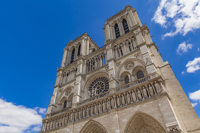 ESequert's tweet photo. [#NotreDame  #patrimoine ]"Chaque flot du temps superpose son alluvion, chaque race dépose sa couche sur le monument, chaque individu apporte sa pierre." Victor Hugo-Notre-Dame de Paris (1831). Reconstruire : 📲https://t.co/uGPU45zIle https://t.co/lm7qQAjTsQ