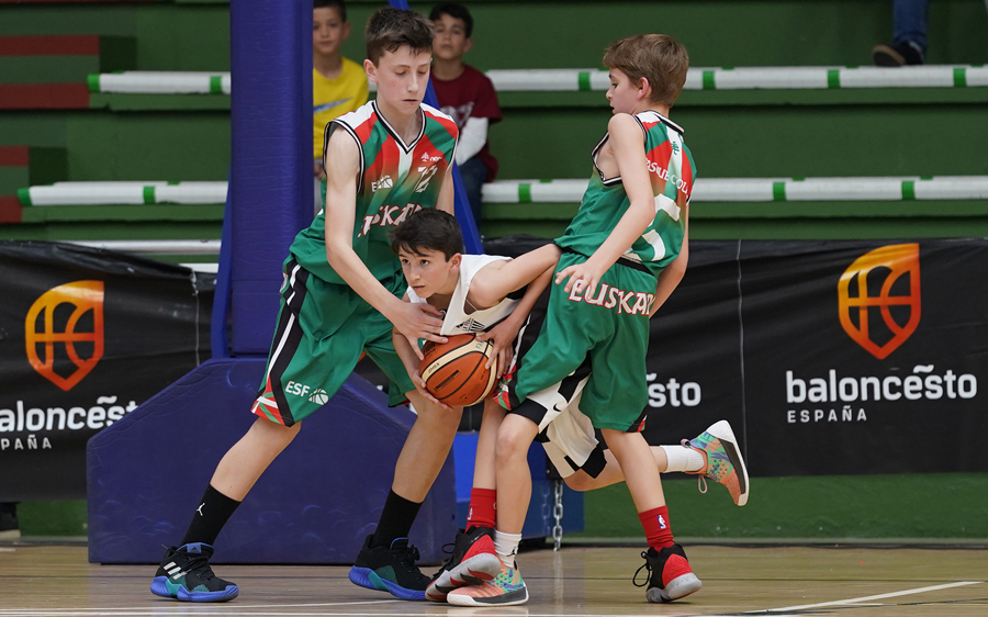 Basketbasko's tweet photo. Egun on guztioi!!!

Gaurko programa gure Mini selekzioentzat!!!

11:30 Neskak vs Aragon

15:30 Mutilak vs Galicia

Astelehenako kronika: https://t.co/wG1obAgUyx https://t.co/uGRFL13tqH