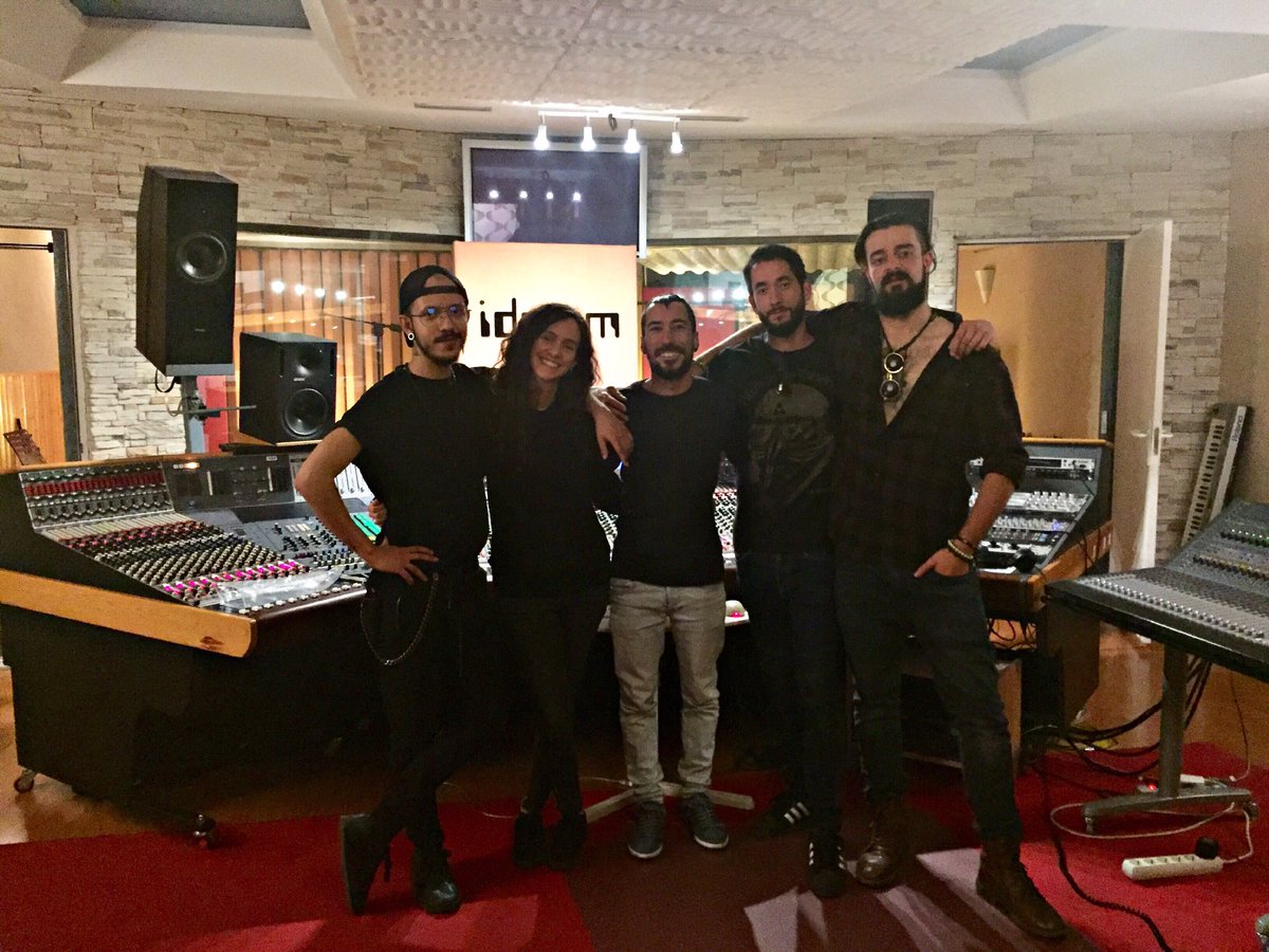 Este fin de semana pasaron por aquí Witches Come Town, con Alex Garcia manejando los botones. Encantados de conocer a los cuatro componentes de esta nueva banda de rock. Esperamos repetir. Deseando escuchar el resultado de sus sesiones de grabación. ¡Feliz semana everyone!