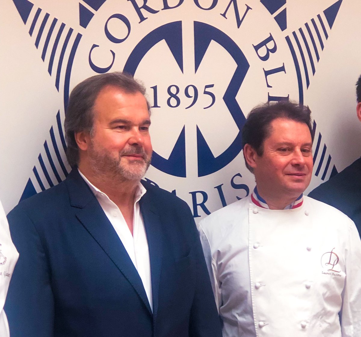 Et le parrain du prochain salon de la pâtisserie est... <a href="/PierreHerme_FR/">Pierre Hermé Paris</a> <a href="/celinelanau/">Céline Lanau</a>  et sera  <a href="/chefclubtv/">chefclub</a> partenaire 😋