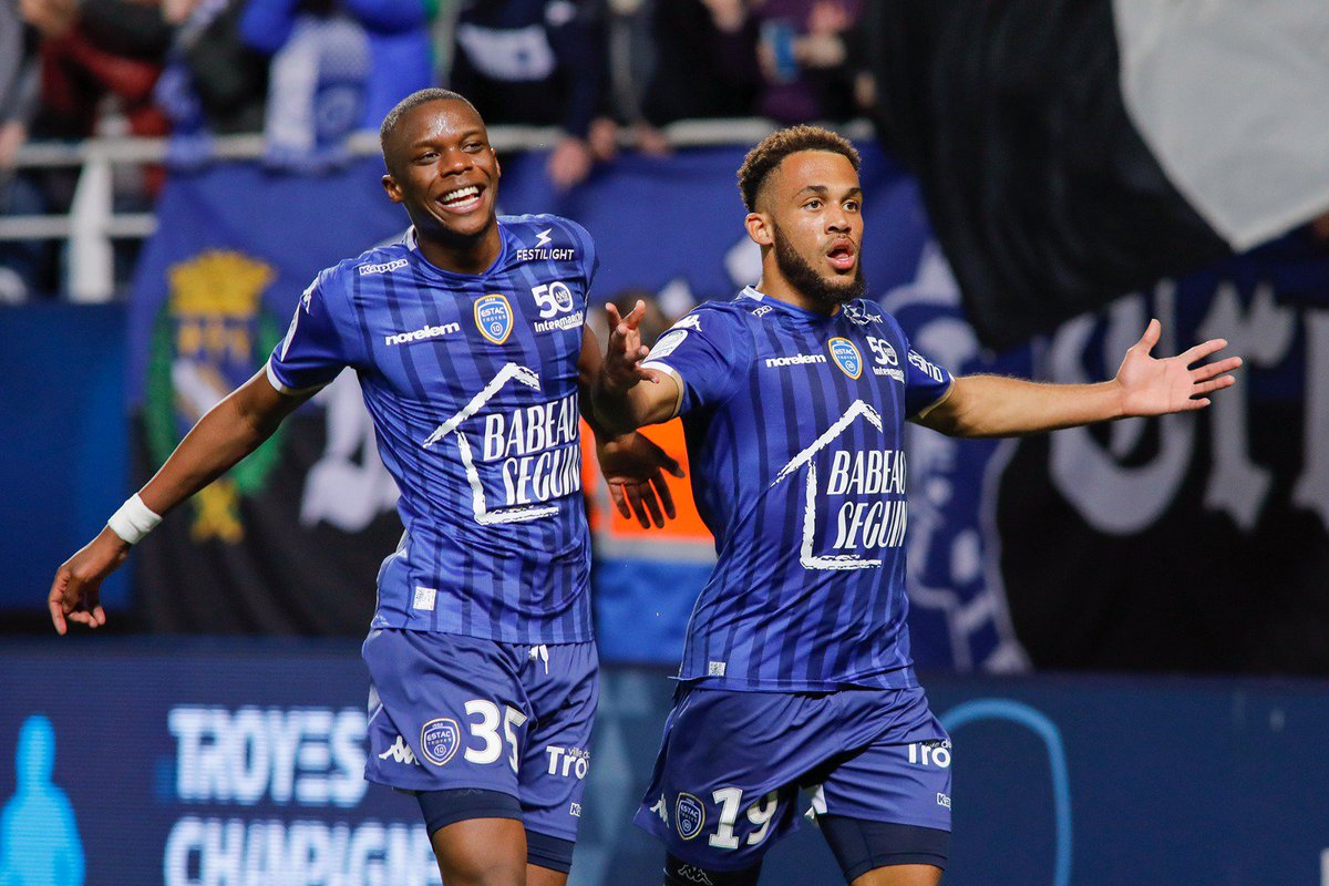 estac_officiel's tweet photo. Pour le prochain numéro du magazine officiel, posez vos questions à @ChrisMartins_25 avec le hashtag #ESTACMAG https://t.co/f1B2fVpX1q