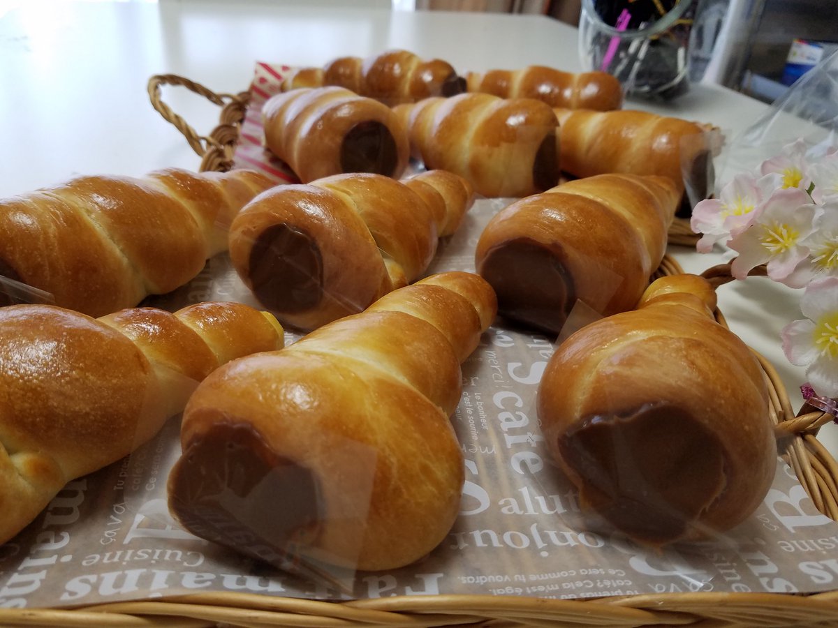 kellytears's tweet photo. チョココロネ。
何処でもよく見かけますが、作ったらめっちゃ難しかった(´・ω・`)
画像はオームではありません✨
#手作りパン
#handmadebreads
#チョココロネ https://t.co/7CFE90M3jL