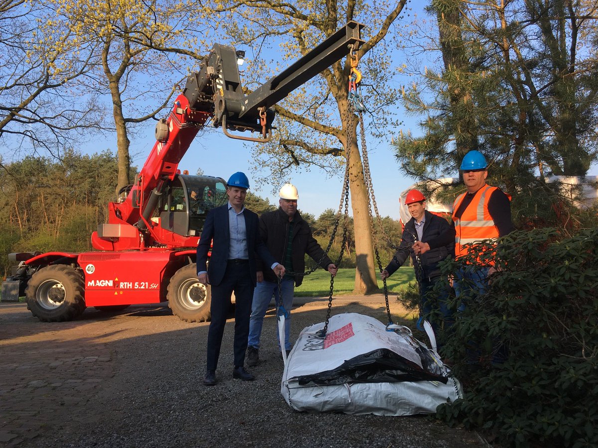 Vanmorgen hebben we de eerste zak met asbesthoudende golfplaten opgehaald. Hiermee is het startsein gegeven voor de rest van de actie.