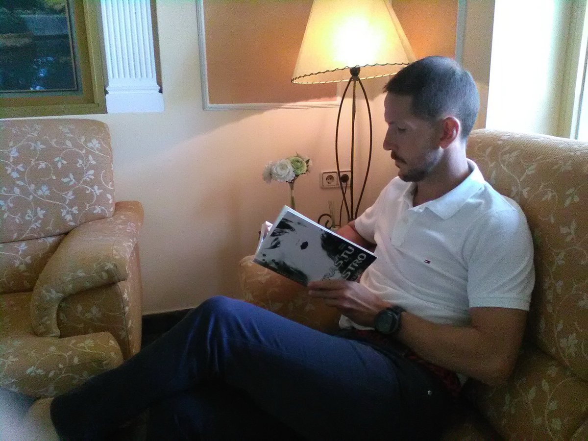 PtosLiterarios's tweet photo. .@ViasLiterarias de BarriosdeLetras también está presente en el hotel @jardin_aranjuez de Aranjuez en él podrás leer de forma tranquilamente la novela #TrasTuRastro de @Trasturastro #NewYork #Espanien #AerynAnders https://t.co/DerSYndZW5