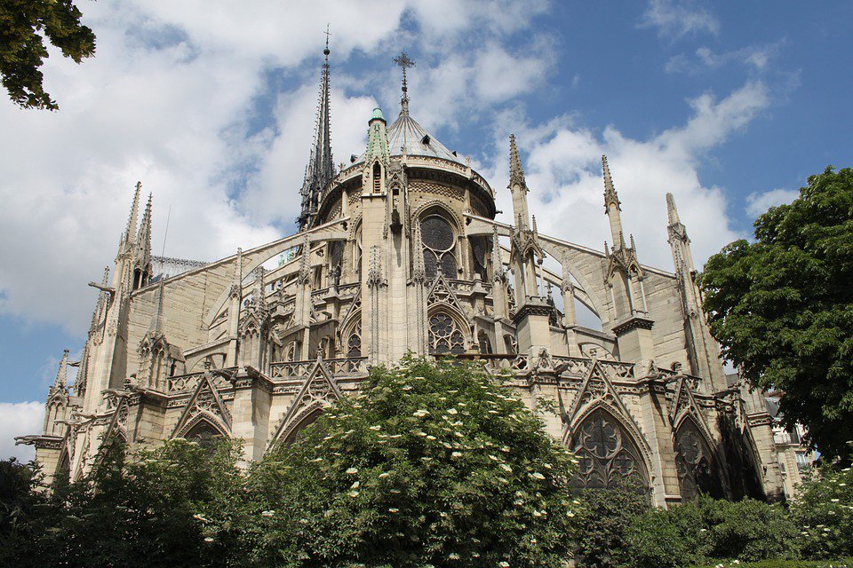 Profunda tristeza por ver devastados más de 8 siglos de Patrimonio artístico y cultural. #NotreDamme #París La catedral de Notre Dame es una de las iglesias más reconocidas del mundo, una de las joyas del estilo gótico, edificada entre 1163 y 1345.