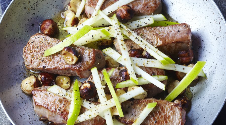 la_viande_fr's tweet photo. Fruit à coque et découpe d’#agneau, on mélange les #noisettes dans un délicieux combo. Et pour y ajouter une touche acidulée, un peu de #pomme verte et le tour est joué ! 🌰🍏
👉 https://t.co/M7oQNMOX8O https://t.co/YZv6gXpWJZ