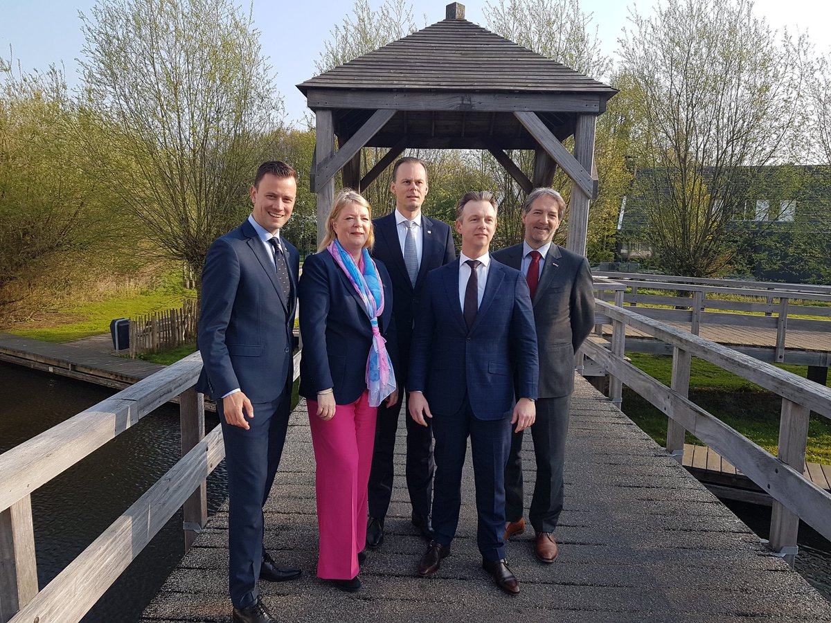 Vandaag is de eerste werkdag van Gido Oude Kotte als burgemeester van Aalsmeer. Even een foto met het college en dan de eerste officiële vergadering van burgemeester en wethouders.