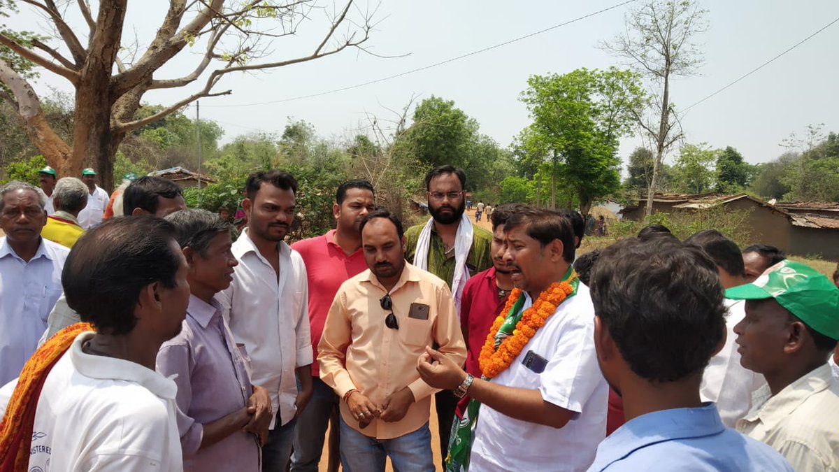 singhjogeshk's tweet photo. ସଦର ବ୍ଲକ ର ଲଙ୍କାହୁଡା ଗ୍ରାମରେ ନିର୍ବାଚନୀ ପ୍ରଚାର ପାଇଁ ପଦଯାତ୍ରା କରି ଘରେ ଘରେ ବୁଲି ଭୋଟ ଭିକ୍ଷା କରିଲି। 
ଏଥର ନିଶ୍ଚୟ #ଘରେଘରେଶଙ୍ଖ #ସୁନ୍ଦରଗଡରେଶଙ୍ଖନାଦ
#GhareGhareSankha #SundargarhReSankhanada
@bjd_odisha https://t.co/V5bxVqjRbU