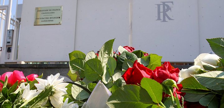 🇲🇫Москвичи несут цветы к посольству Франции

После пожара в Соборе Парижской Богоматери неравнодушные жители столицы оставляют у французского посольства красные гвоздики.

Подробности: bit.ly/2DrpfGf