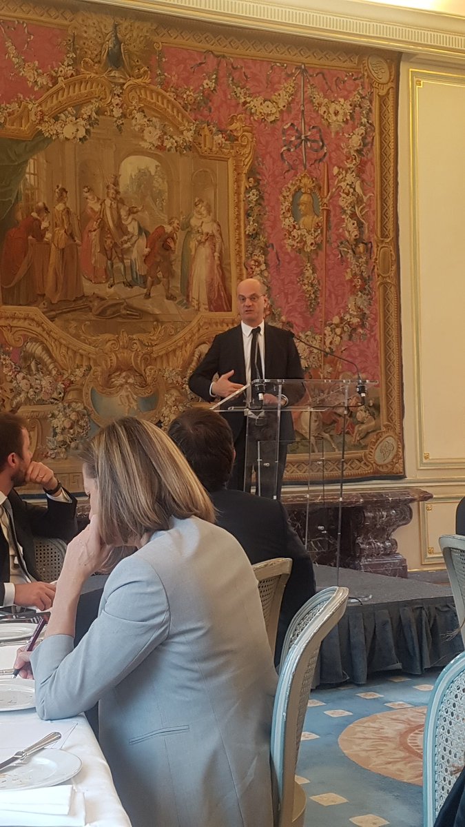 Fascinante discussion avec Jean-Michel Blanquer sur sa vision pour une éducation du XXIème siècle. merci à lui d'avoir cité les succès du #modèlescandinave, et en particulier de la #finlande! félicitations à l'#institutchoiseul pour l'organisation