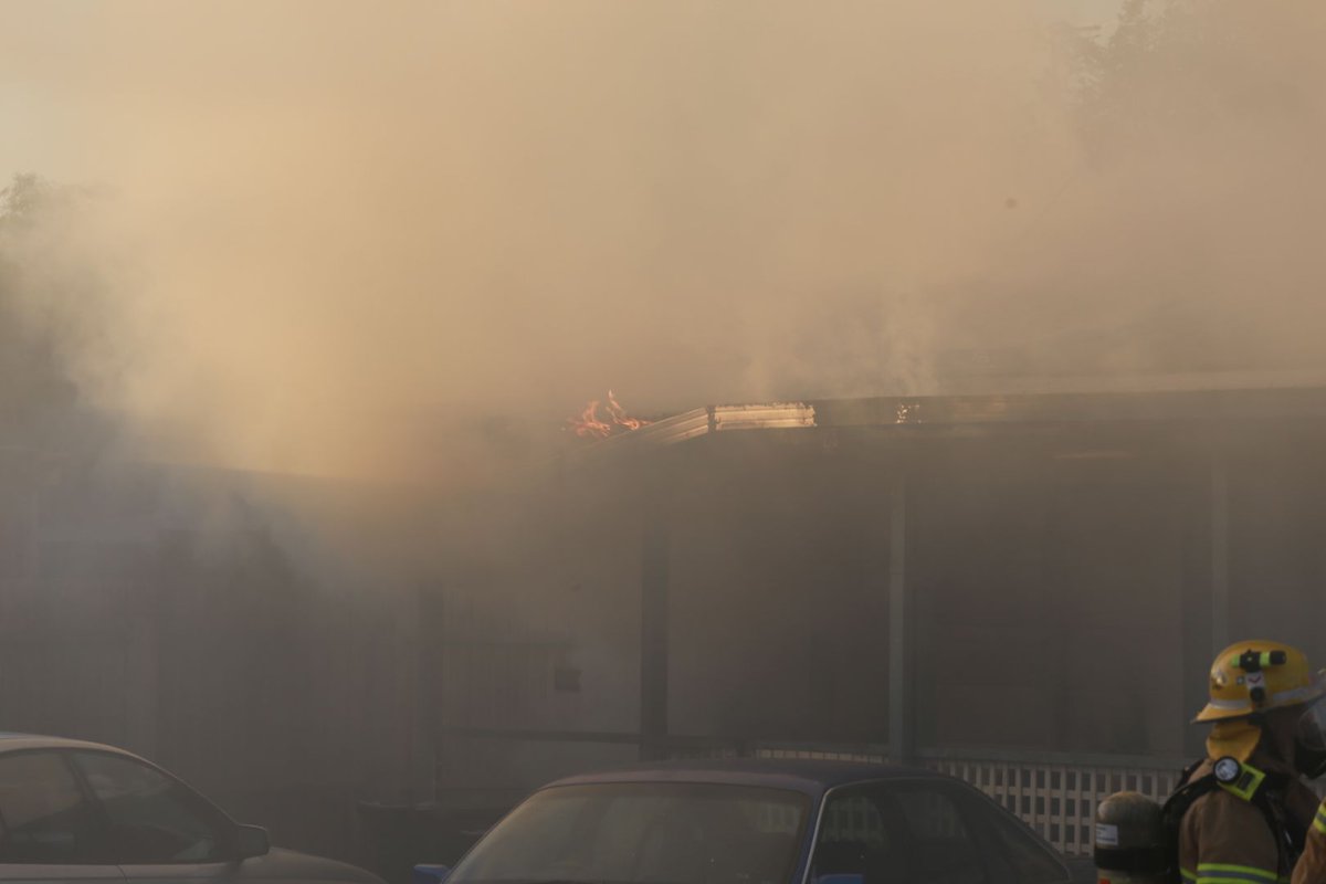 GeelongComNews's tweet photo. #BREAKING: #LOCAL: Emergency crews have been called to a house fire in St Albans Park. #GCN https://t.co/x7pjOvdaLz
