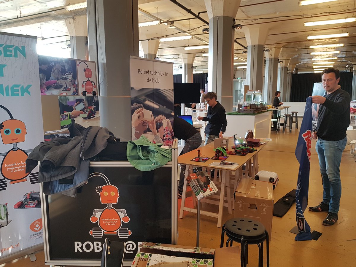RoelZuidhof's tweet image. Standopbouw #robocar @biebcongres we hebben er zin in! Kom langs voor je gadget!