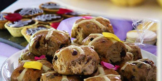 Join us for a colourful Carvery this Easter Sunday. Live piano, Easter decor, drinks on arrival and more... Booking essential. 🐰
*Vegan menu will be available as an alternative.
*R340pp, R320 pensioners, R160 kids aged 5-11 yrs
More info->bit.ly/2v7RIfq #FernHillHotel