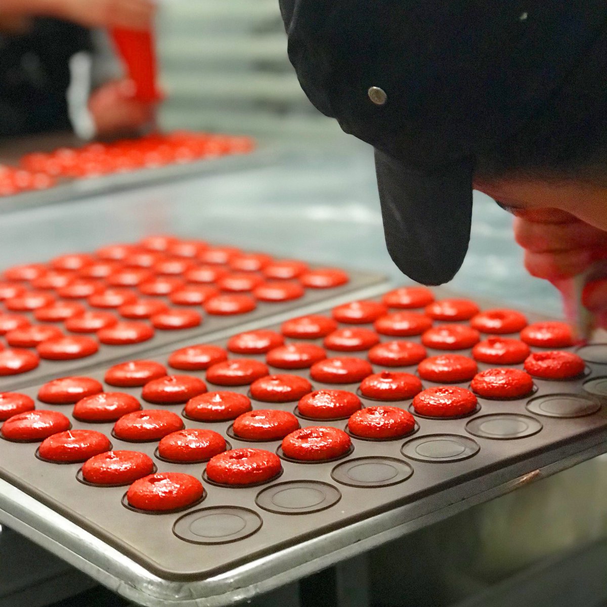Ayer os enseñábamos unos macarons bonitos, coloridos y sabrosos 😊. Pero claro, llegar a este resultado, ¡Es todo un arte! 🙌🏻. Hoy te enseñamos el proceso de producción en nuestro obrador.